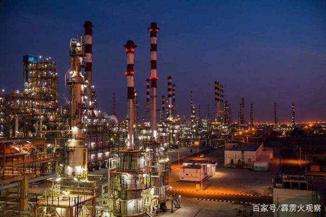 图为位于伊朗阿巴斯港口的炼油厂